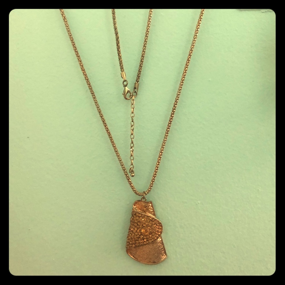 Gold pendant necklace